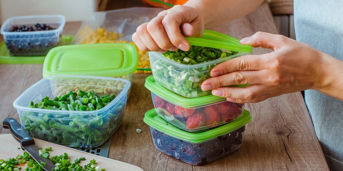 Preparing plastic food boxes