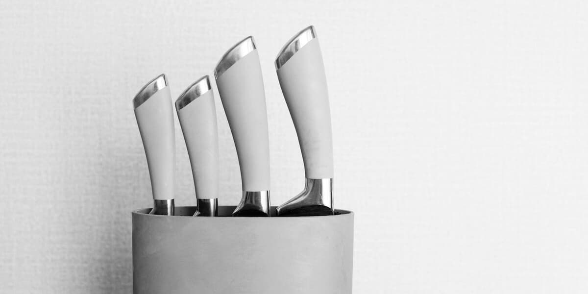 Set of metallic knives
